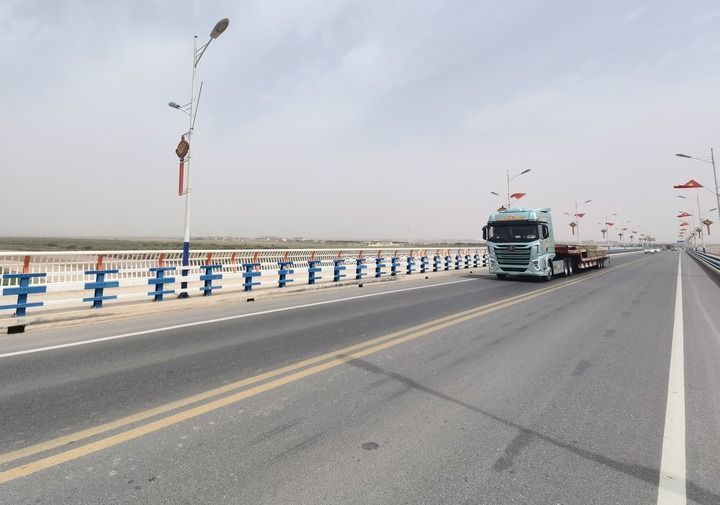 2025年6月26日拍摄的伽师县境内S213公路。新华社记者 初杭 摄