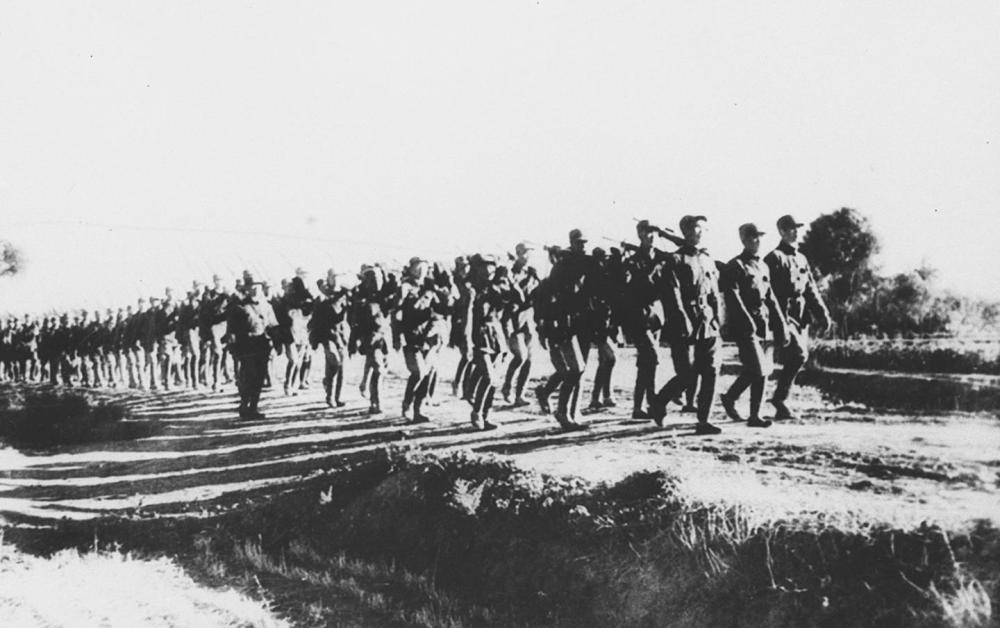 1937年秋，八路军部队日夜兼程向华北抗日前线挺进。