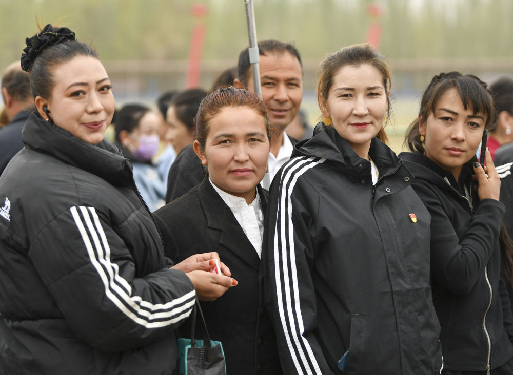 柔鲜古丽(右二)和奥依托格拉克乡的村民在一起。新华社记者胡虎虎摄