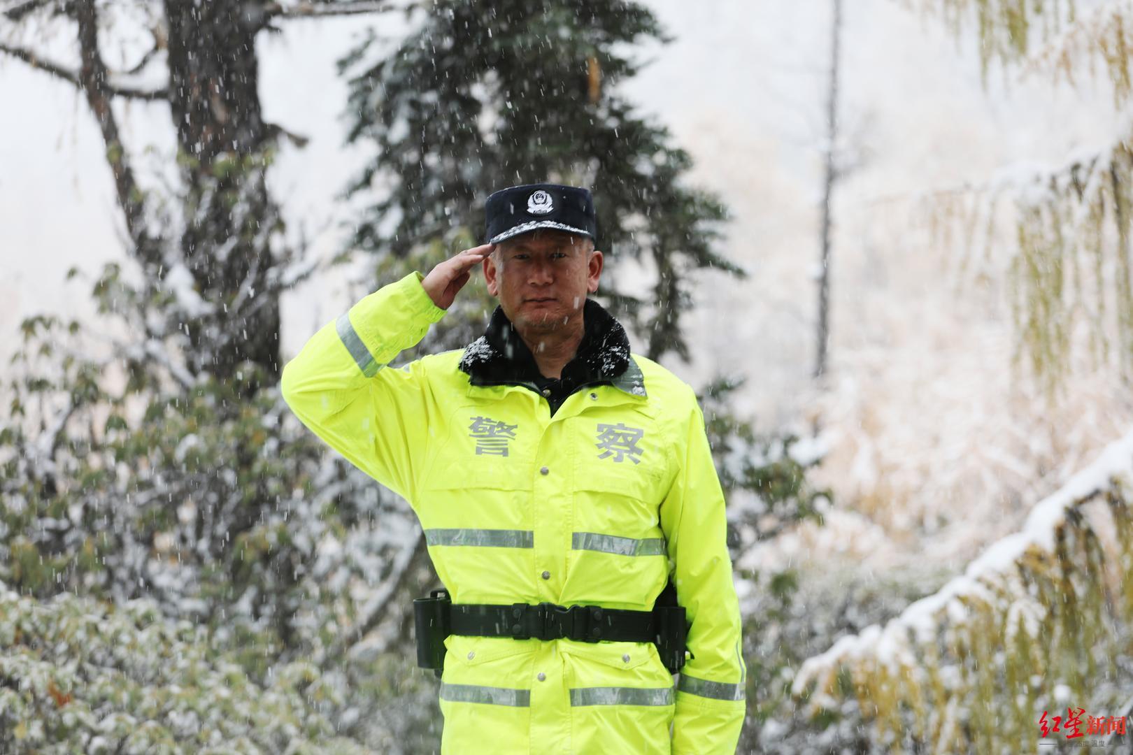▲风雪中双鬓斑白的丹东派出所所长泽仁