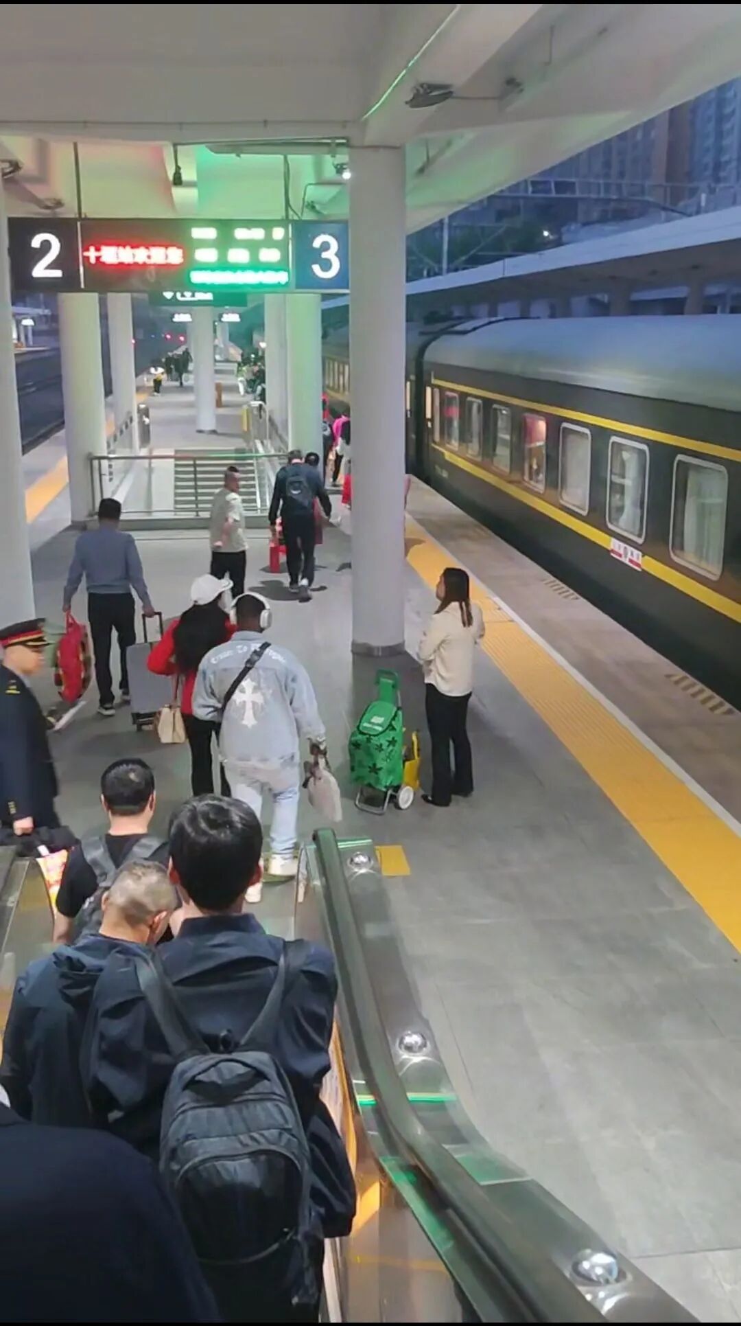 2025年4月凌晨的火车站台。(图/伍月拍摄)