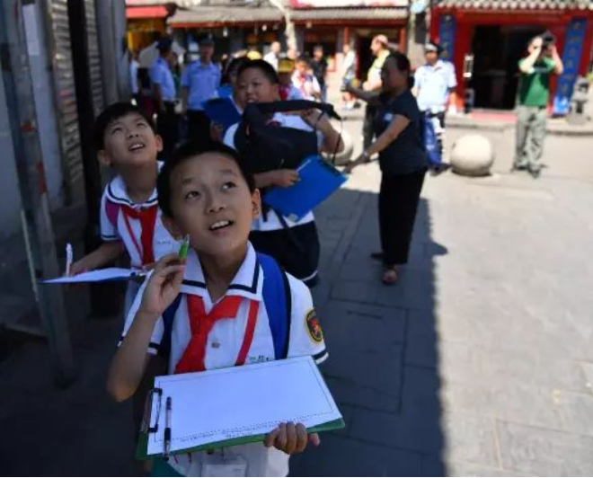 北京后海街道观察燕子的居民们 摄影:新华社 李鑫