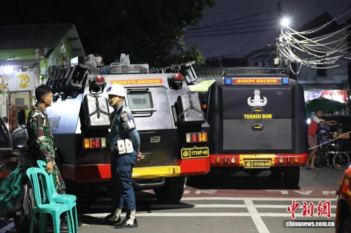 11月7日晚,军警在雅加达国立第72高级中学附近的路口警戒。中新社记者 李志全 摄