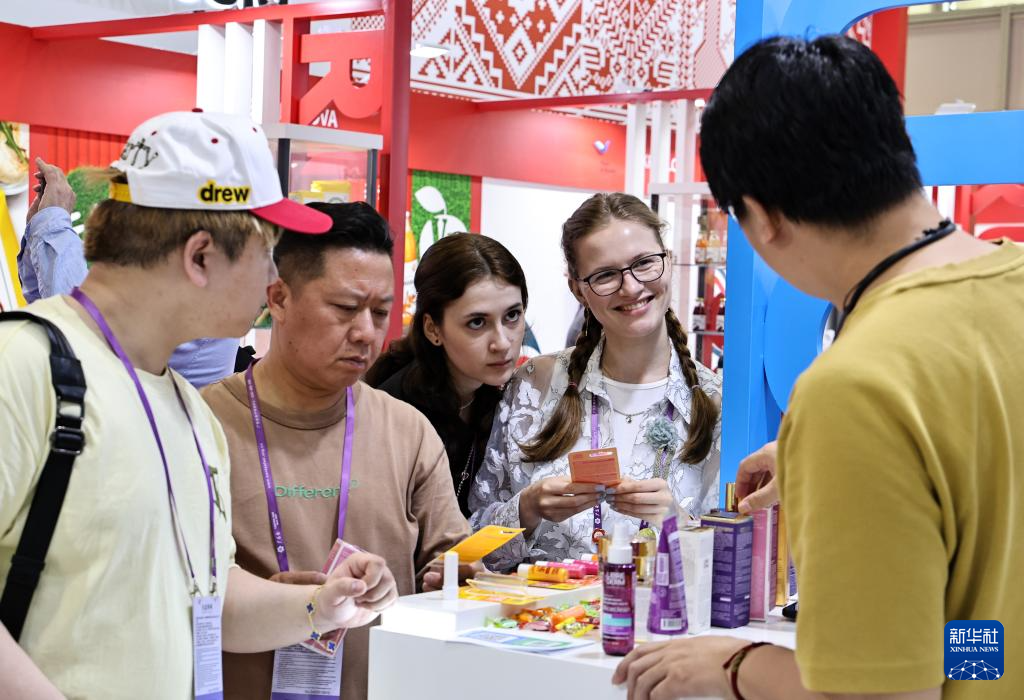 5月5日，采购商在进口展区了解产品信息。新华社记者 黄国保 摄