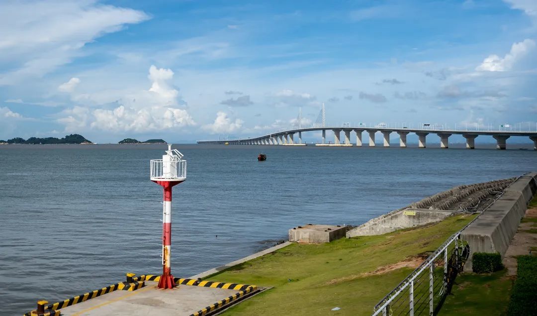 2014年建设中、2021年建成后的人工岛与港珠澳大桥