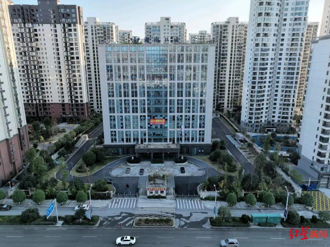 ▲湖南新化卫成综合商业大楼(中) 图据湖南永雄资产管理集团