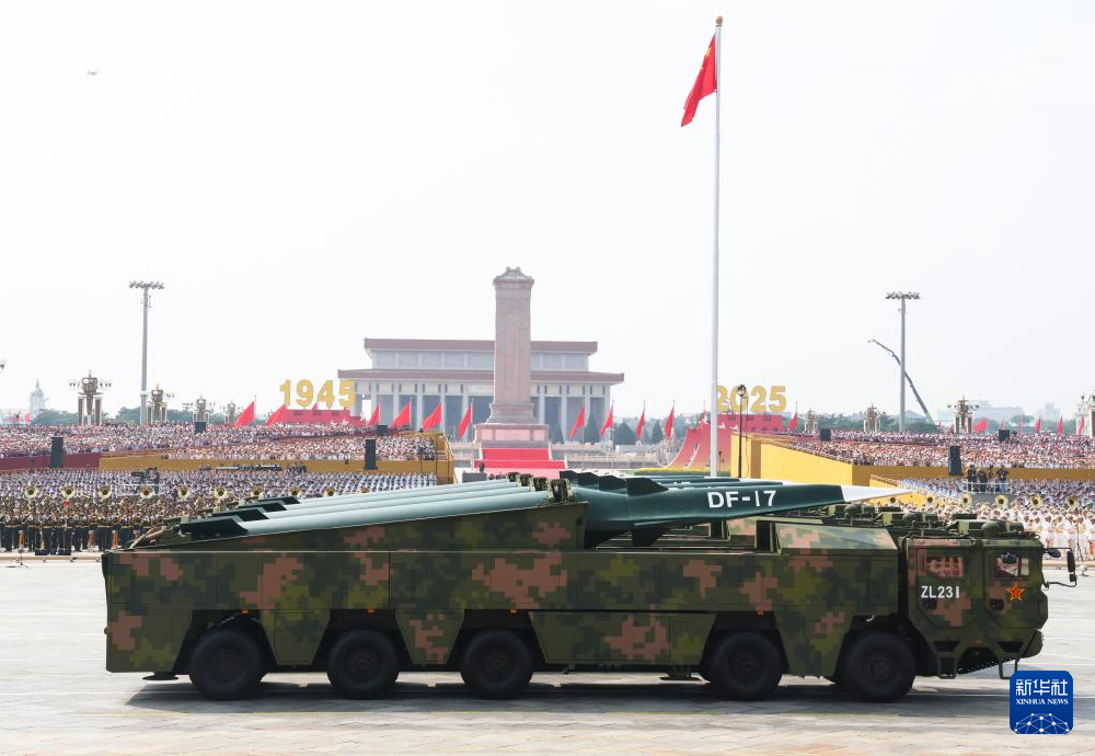 ▲9月3日,纪念中国人民抗日战争暨世界反法西斯战争胜利80周年大会在北京隆重举行。这是高超声速导弹方队接受检阅。记者 刘大伟 摄/新华社