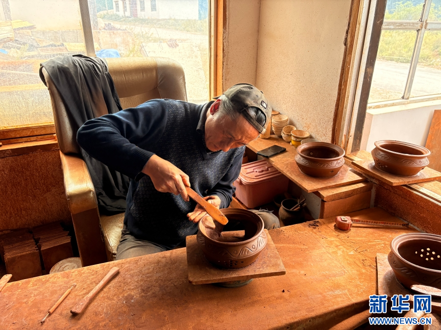 尼西黑陶非物质文化遗产代表性传承人正在制作黑陶（9月28日摄）。新华网发（高晨晨 摄）