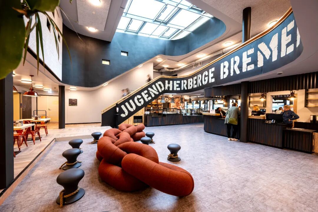 青年旅舍的公共区域曾是开放和交流的象征。(图/IC photo)