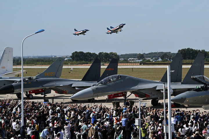9月20日,第十一届空军航空开放活动和长春航空展上,空军八一飞行表演队飞机起飞。新华社发(余红春 摄)