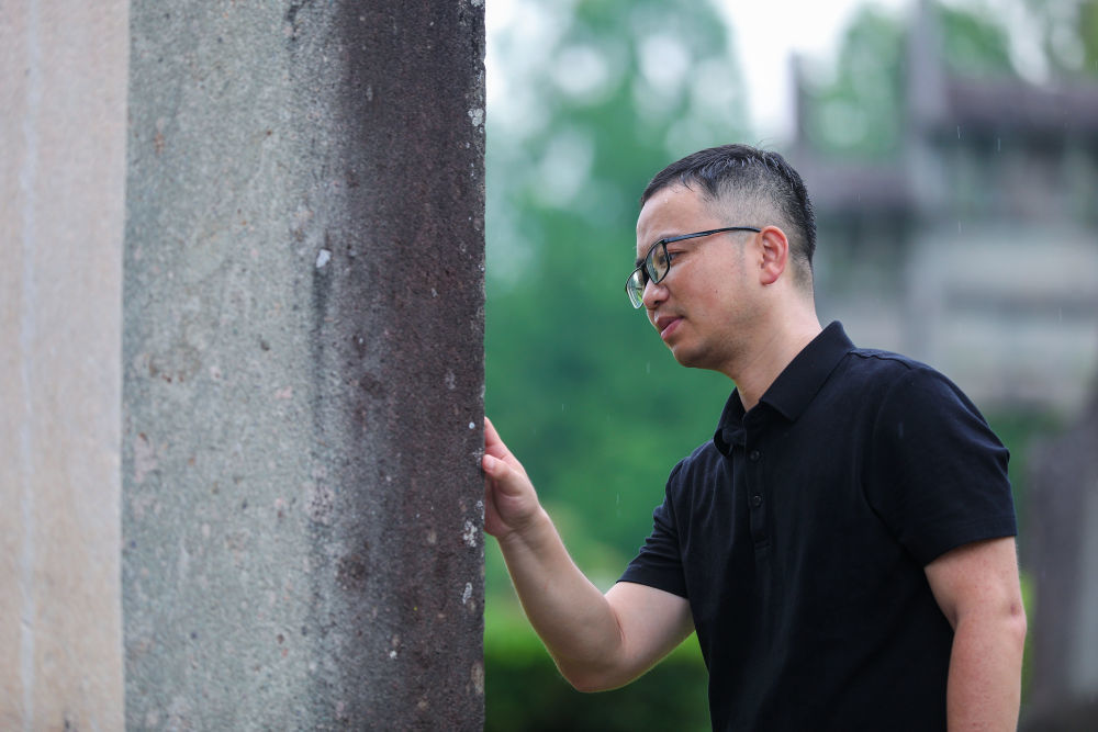 6月19日,周虎在位于歙县的全国重点文物保护单位棠樾牌坊群巡查。