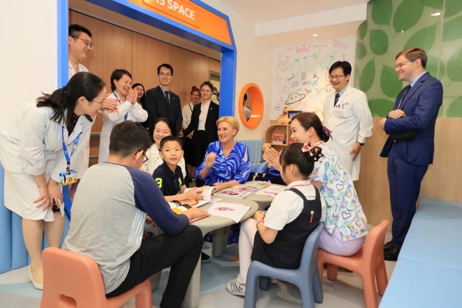图为去年波兰总统夫人阿加塔(中)参观访问了上海儿童医学中心。