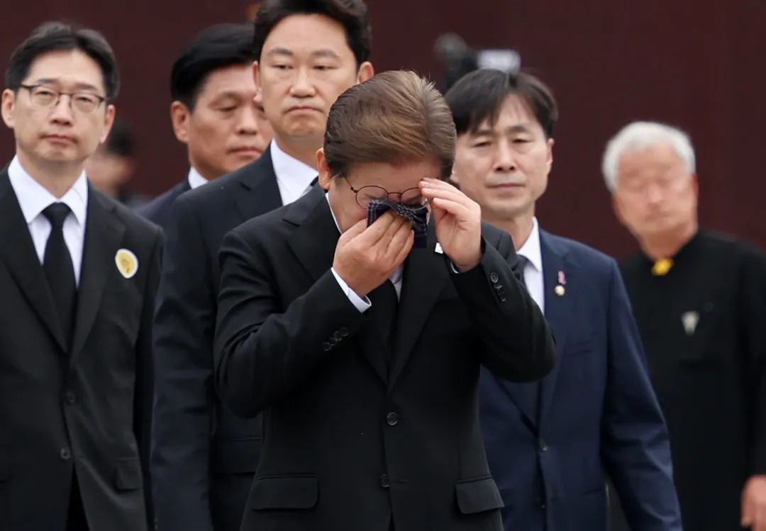 2025年5月23日，韩国庆尚南道峰下村，李在明（中）悼念前总统卢武铉。图/澎湃影像