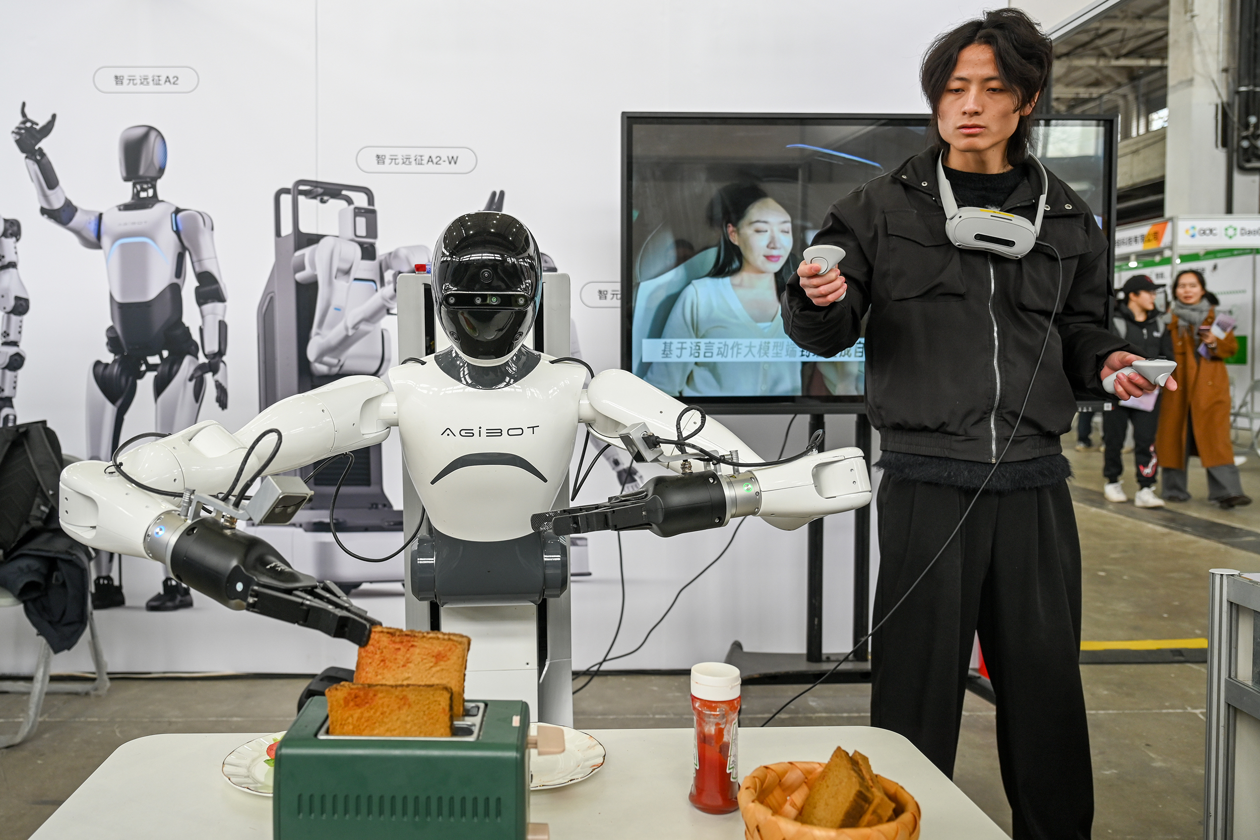 2025年2月22日,上海西岸艺术中心,工作人员控制机器人做三明治。澎湃新闻记者 朱伟辉 图