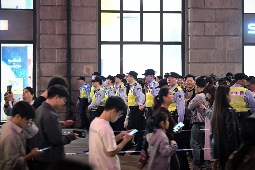 上海黄浦警方在外滩滨水区指挥交通,维持秩序。