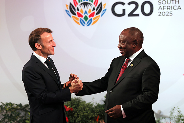 当地时间11月22日,G20峰会开幕当天,南非总统拉马福萨(右)欢迎法国总统马克龙。视觉中国