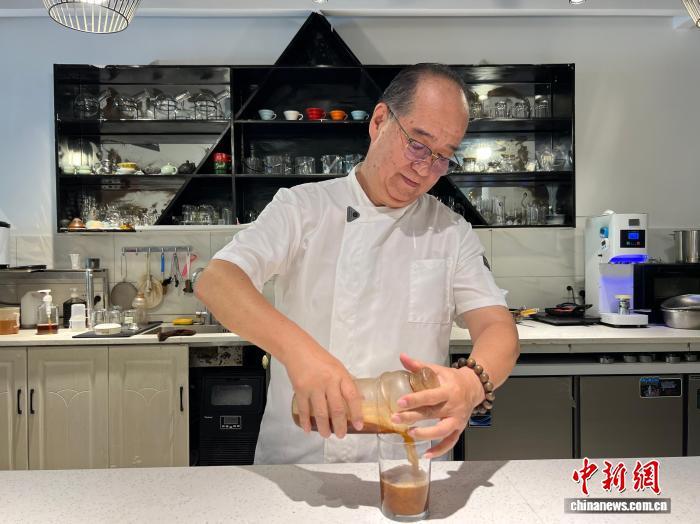 8月7日，台胞“安迪叔叔”在餐厅为顾客制作饮品。 中新社记者 钟旖 摄