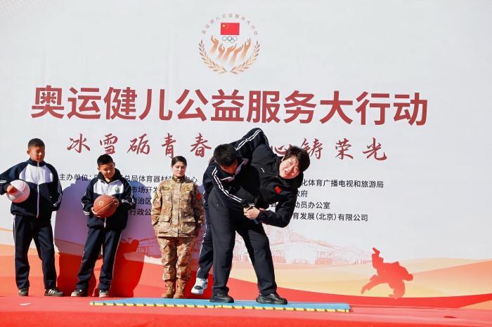 佟文现场演示柔道基础动作。主办方供图