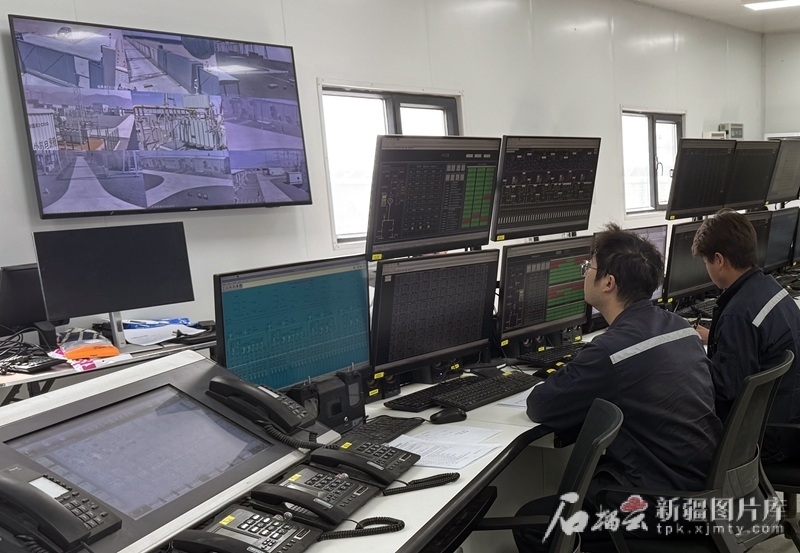 近日，中国绿发新疆中绿电技术有限公司若羌区域运检中心员工正在远程监控设备运行状态。李雄心 摄