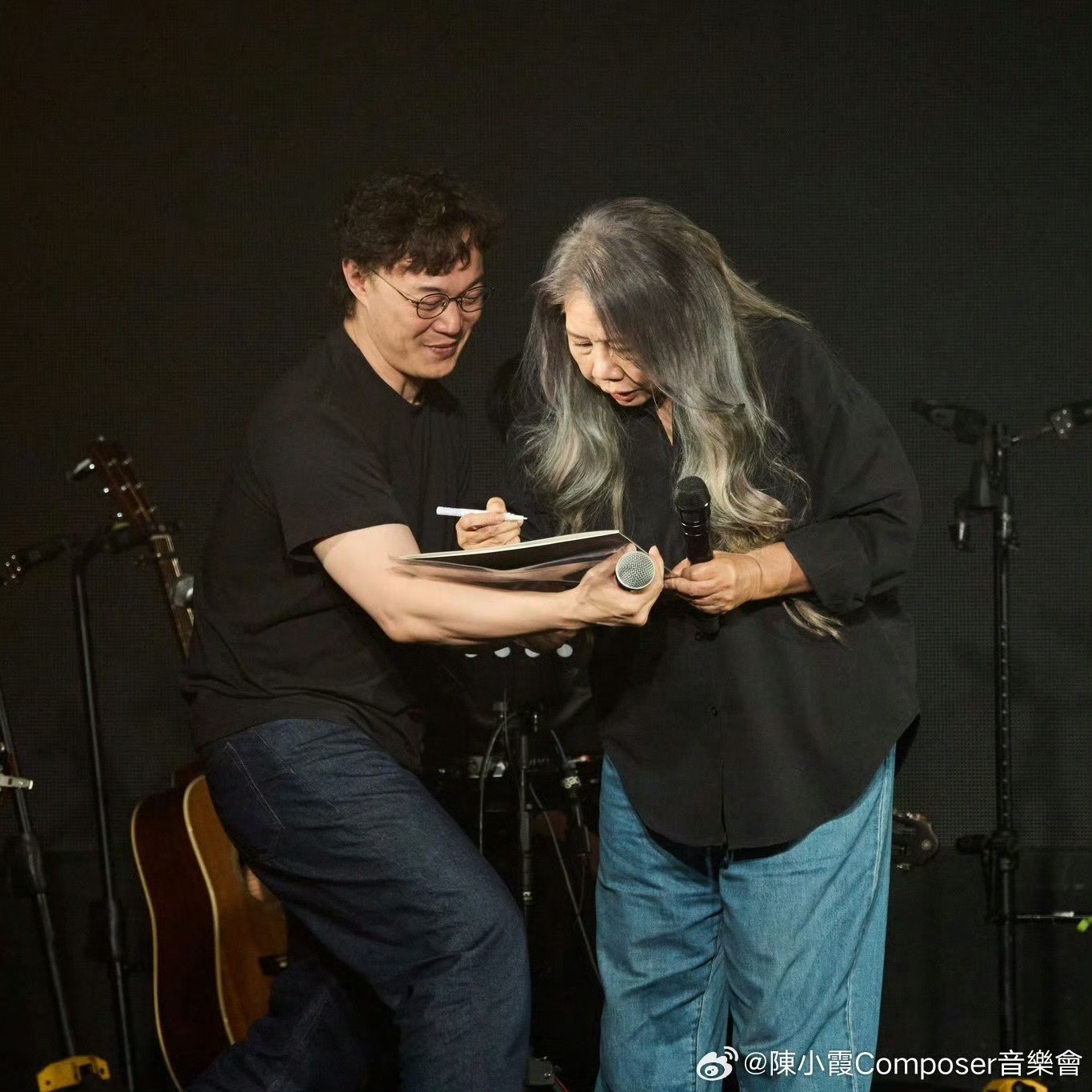 陈小霞给陈奕迅签名　图片来源：陈小霞社交媒体