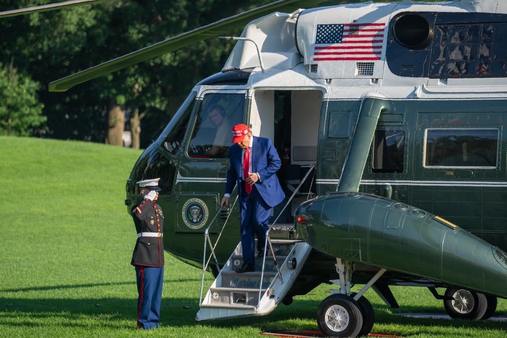 6月21日，美国总统特朗普返回华盛顿白宫。新华社记者 胡友松 摄