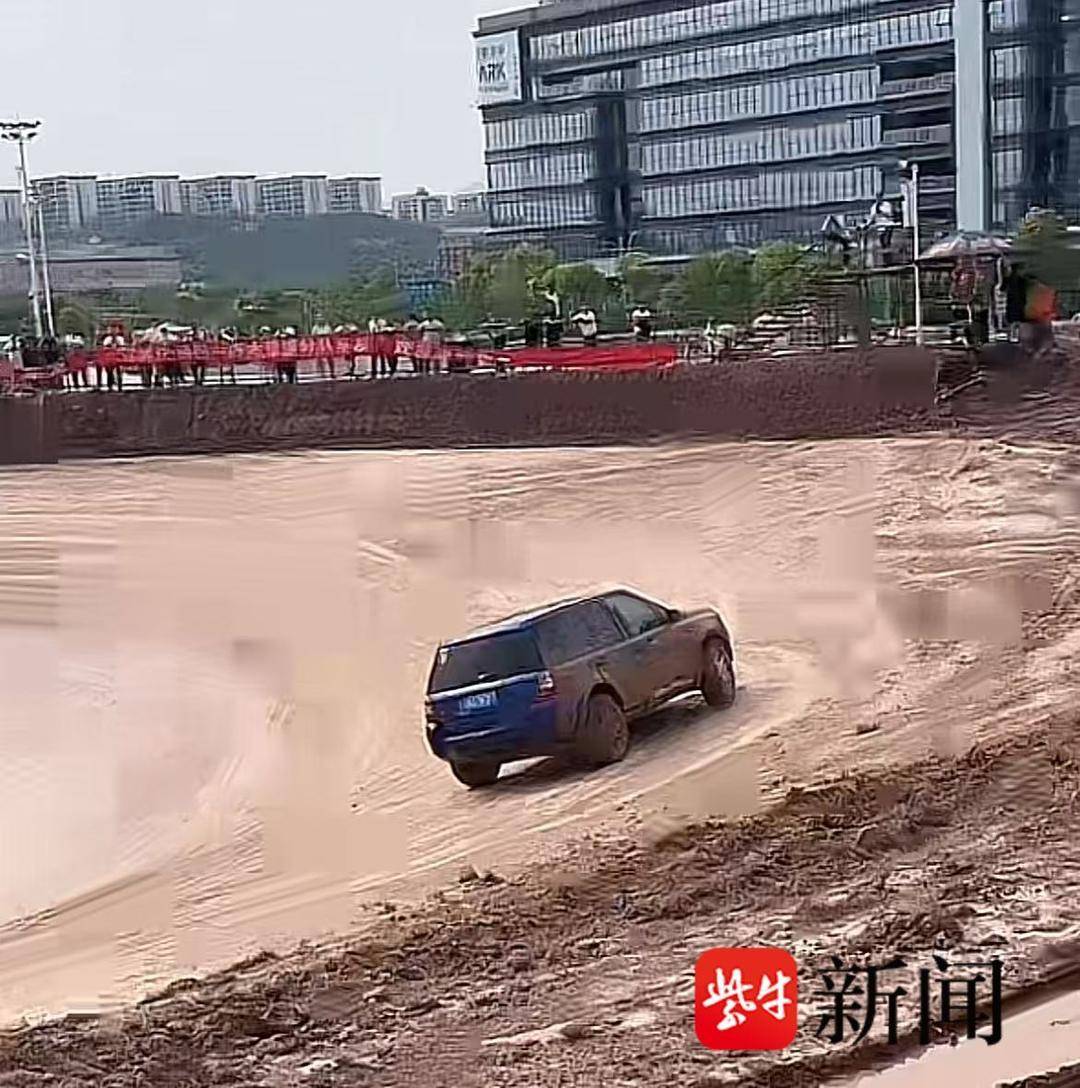 网友在重庆一“炫锅场”内直播