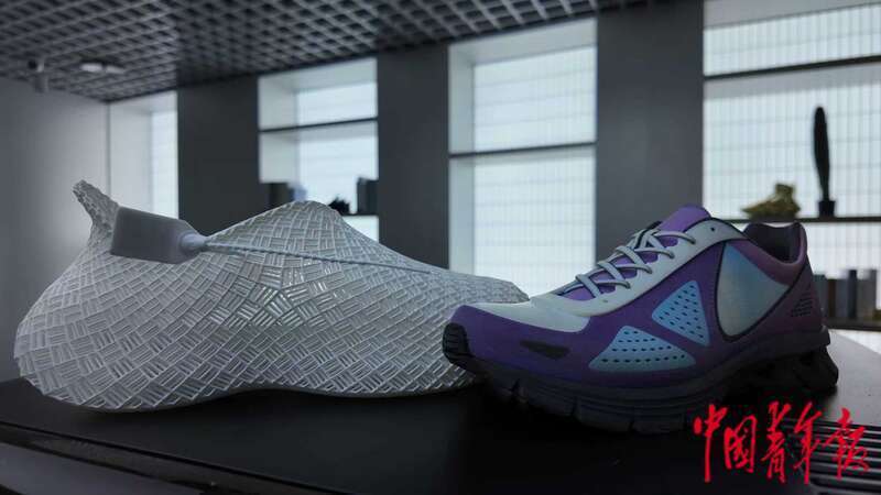 福建晋江运动时尚(全球)创新中心,通过全彩色3D打印技术出来的运动鞋助力设计师创意实现。中青报·中青网见习记者 陈思阳/摄