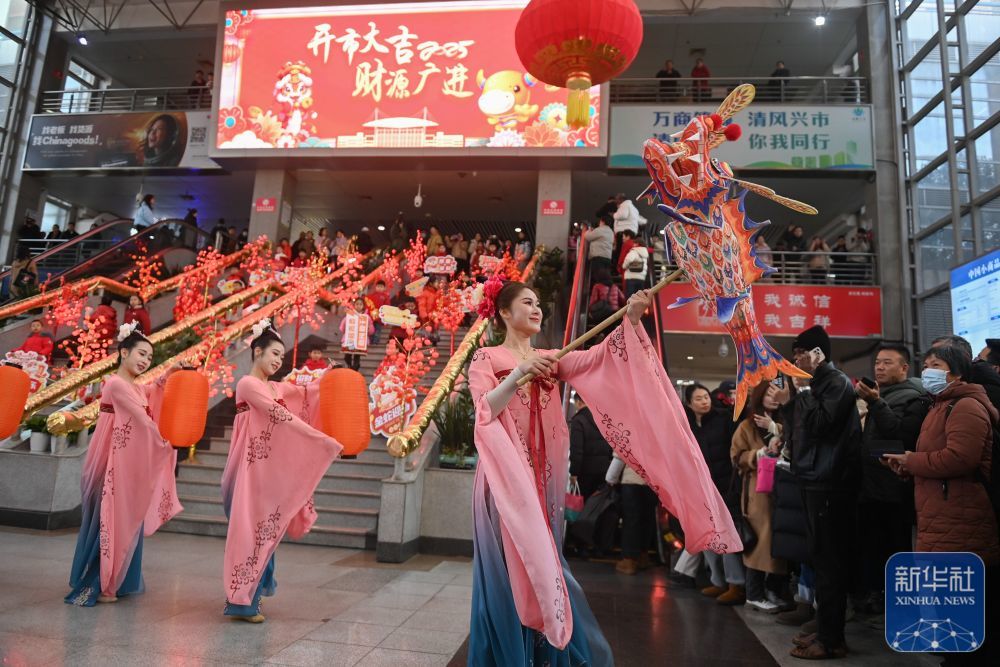↑2月9日,演员在义乌国际商贸城的大厅进行文艺表演。