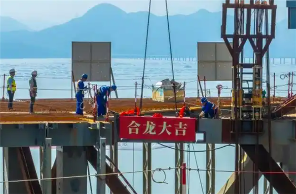 120米高空对接!深圳大湾区6000吨“巨龙”现毫米级合体
