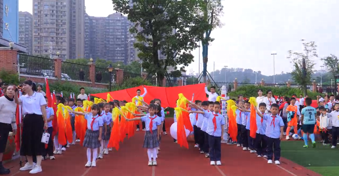 家长刘思瑜拍摄的运动会现场视频截图