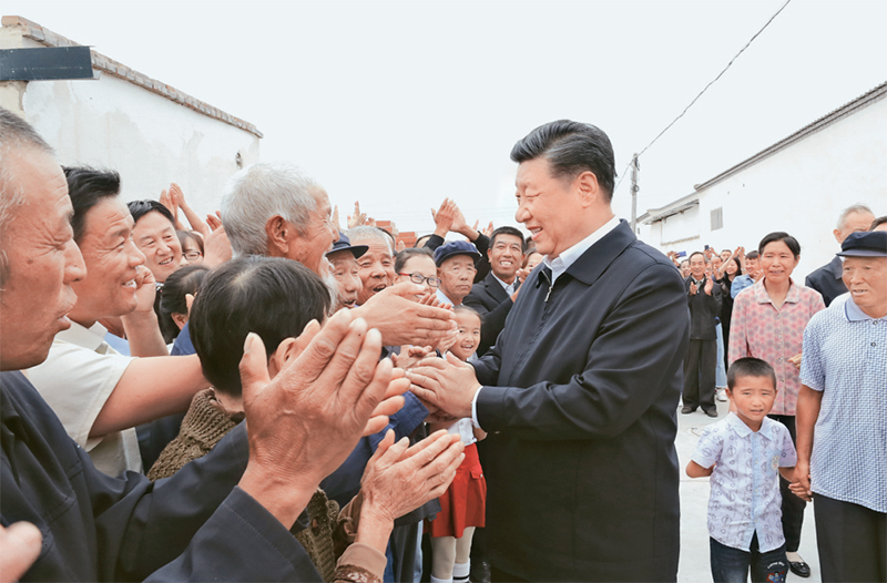 2019年8月19日至22日，中共中央总书记、国家主席、中央军委主席习近平在甘肃考察。这是21日上午，习近平在武威市古浪县黄花滩生态移民区富民新村同村民亲切交谈。 新华社记者 鞠鹏/摄