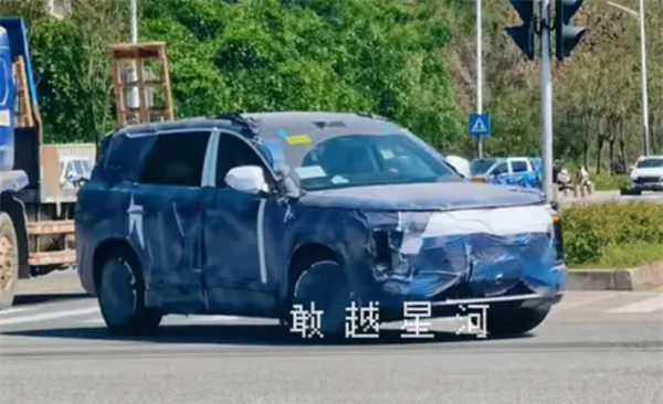 搭载灵鸢车载无人机!新款腾势N8实车曝光:预计年内发布