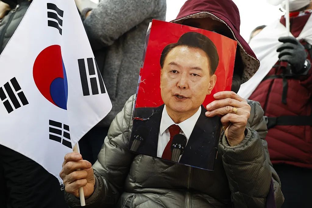 当地时间2025年3月8日,韩国首尔,尹锡悦的支持者在他居住地前,庆祝他的释放。图/视觉中国