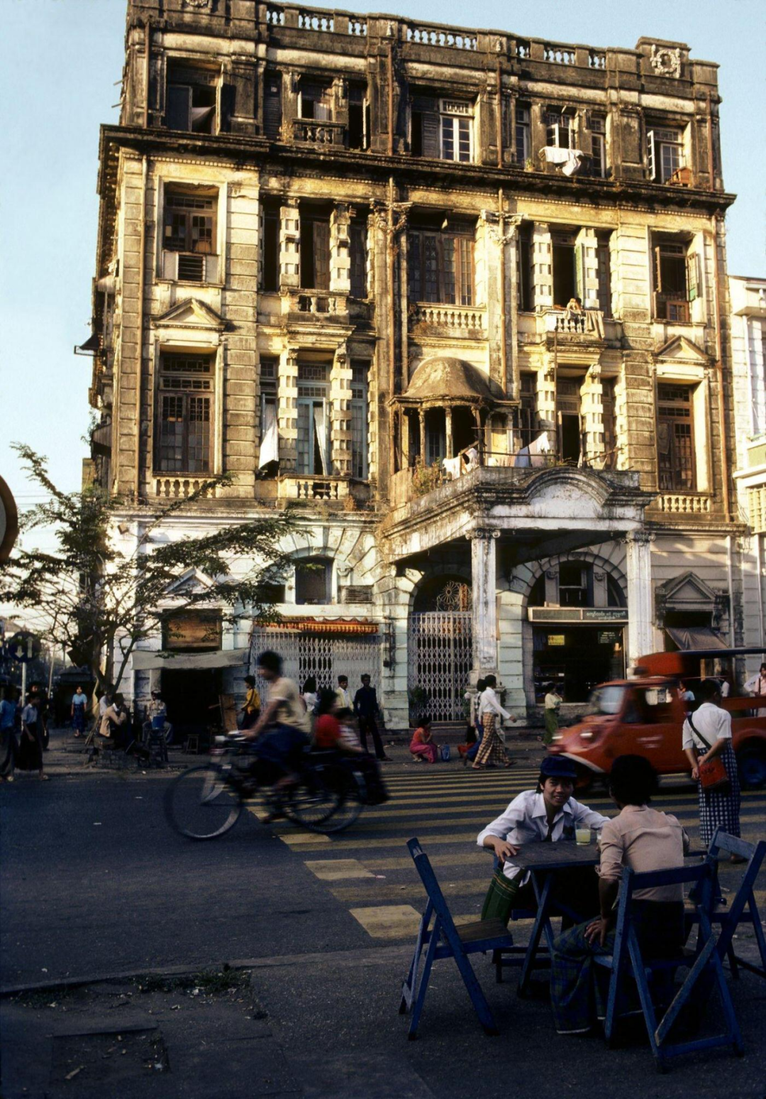 ◆1985年,缅甸仰光的街头餐馆,一对夫妇享受着新鲜柠檬水,夕阳映照在繁忙的街道上。