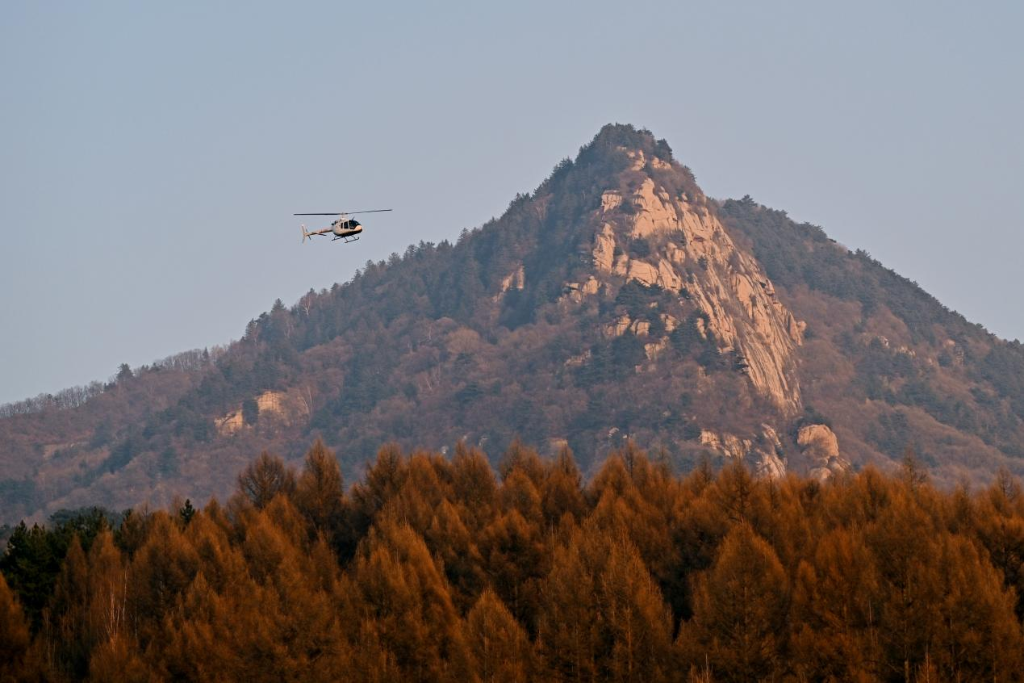 在大东沟森林旅游度假区，游客搭乘直升机欣赏美景。新华网 发