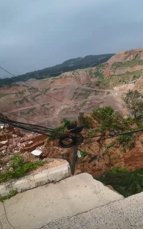 坍塌道路附近(图源:视频截图)