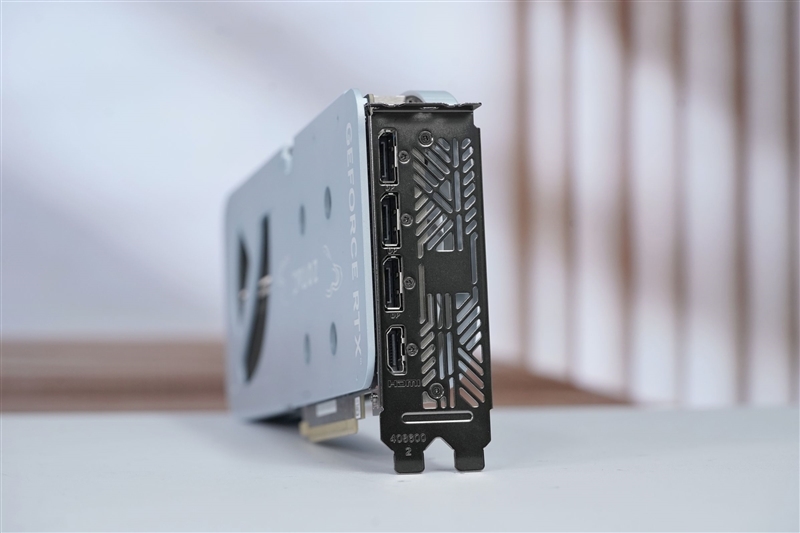 一眼看去就与众不同!索泰 RTX 5060 Ti 8GB 月白 OC评测:超频有点小惊喜