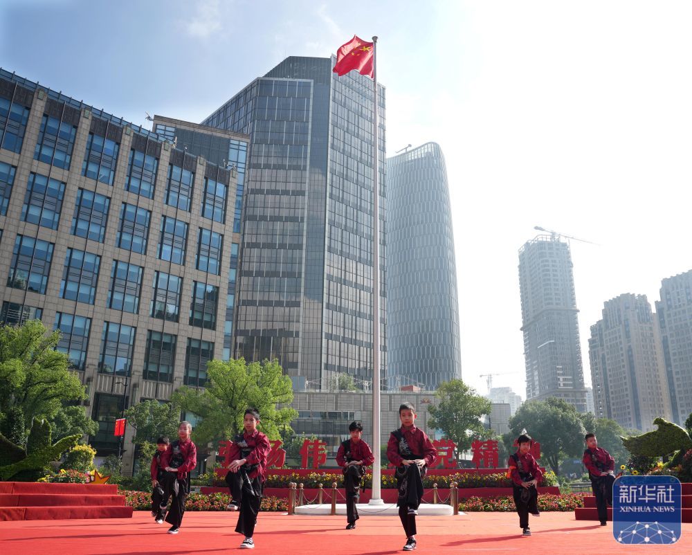 ↑ 10月1日,在上海中共一大纪念馆前举行的文艺演出中,小朋友在表演舞蹈《男儿当自强》。新华社记者 刘颖 摄