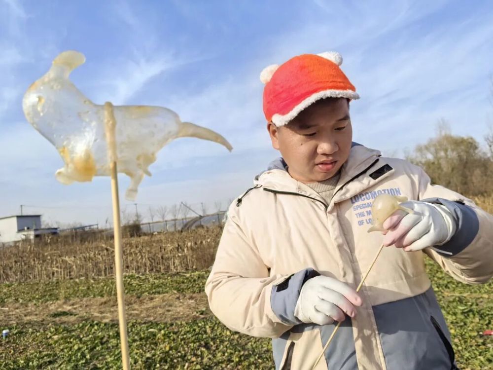 冬日带娃去飞机场附近看大飞机起飞降落，旁边认真吹糖人的小哥哥，一丝不苟地做糖人，他的认真深深打动了我，这就是平凡人的幸福。@云霏儿