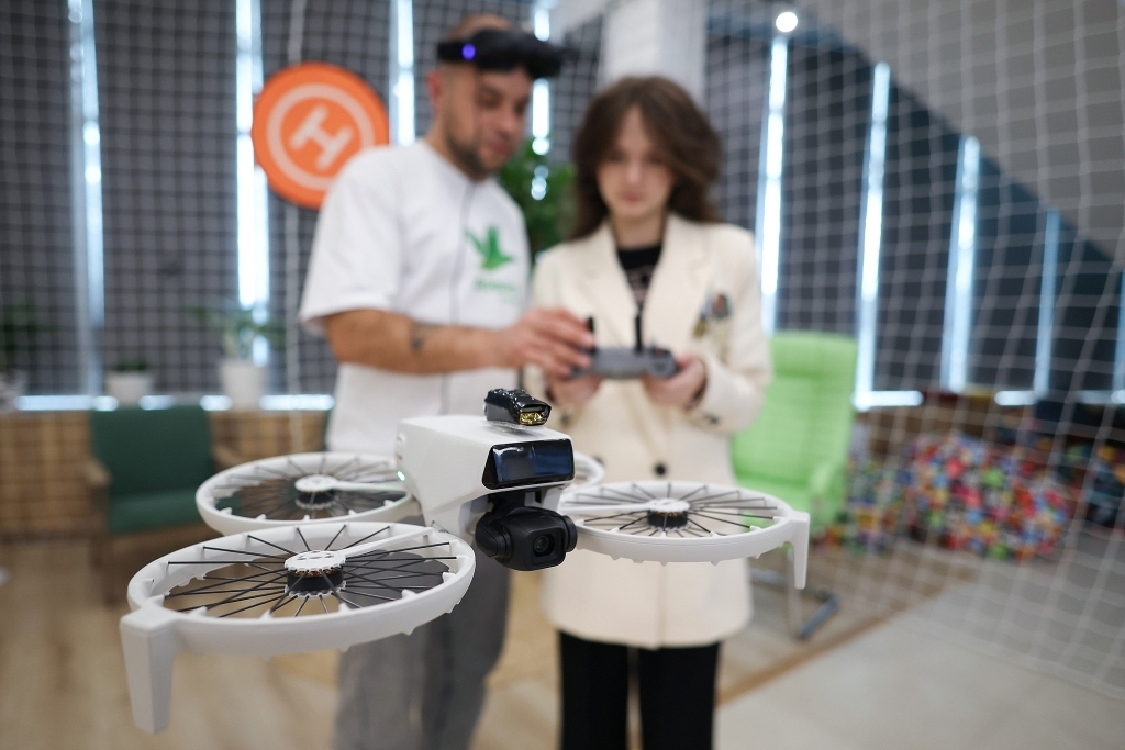 当地时间2025年10月16日,俄罗斯克拉斯诺达尔,无人机学校的一名教官指导学生操作无人机。