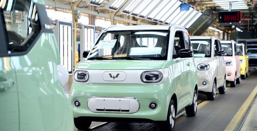 造车三巨头,盯上年轻人的第一辆车