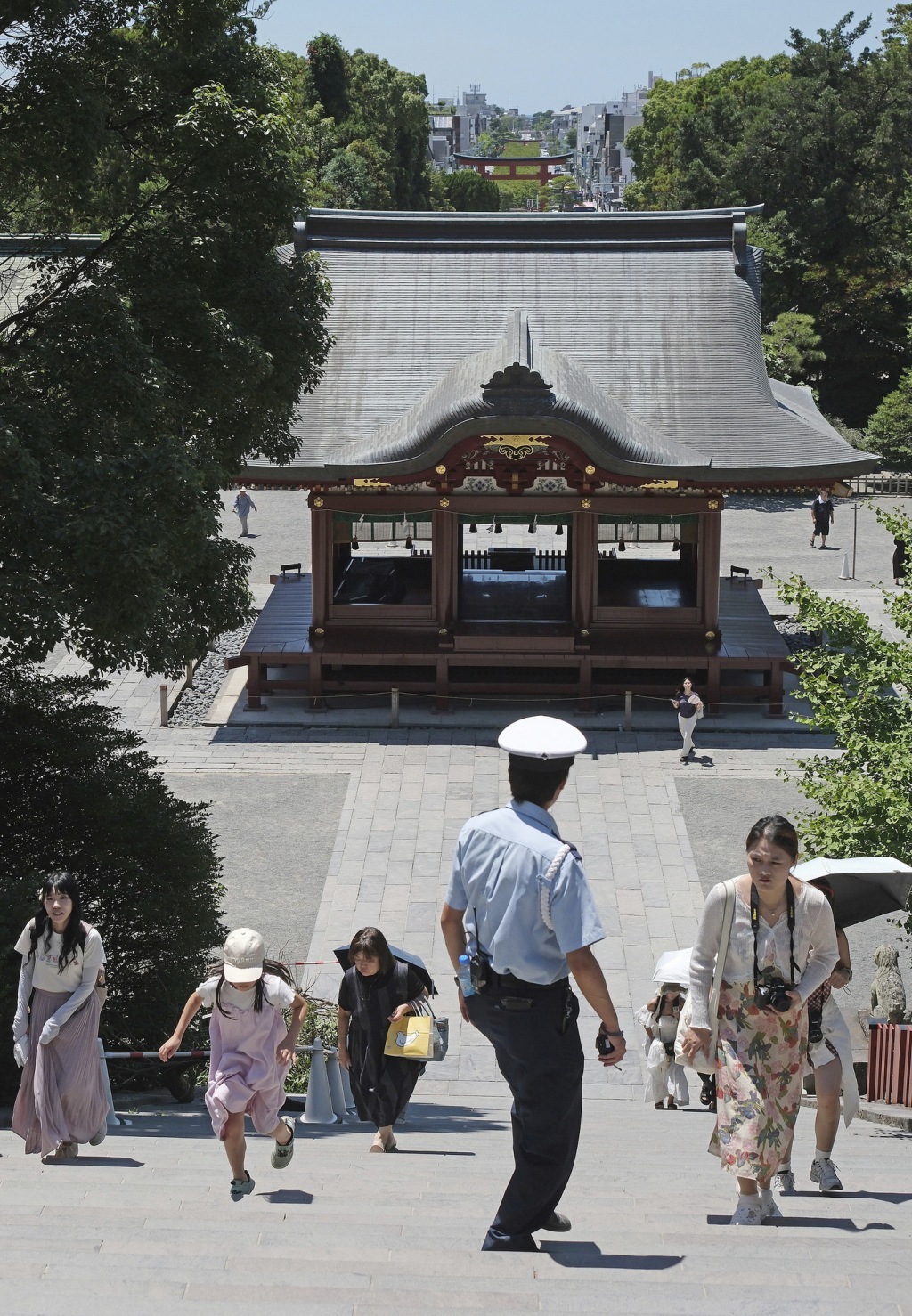 7月30日,日本神奈川县镰仓市,海啸警报发布后,民众撤离到高地鹤冈八幡宫。VCG111582376330.jpg