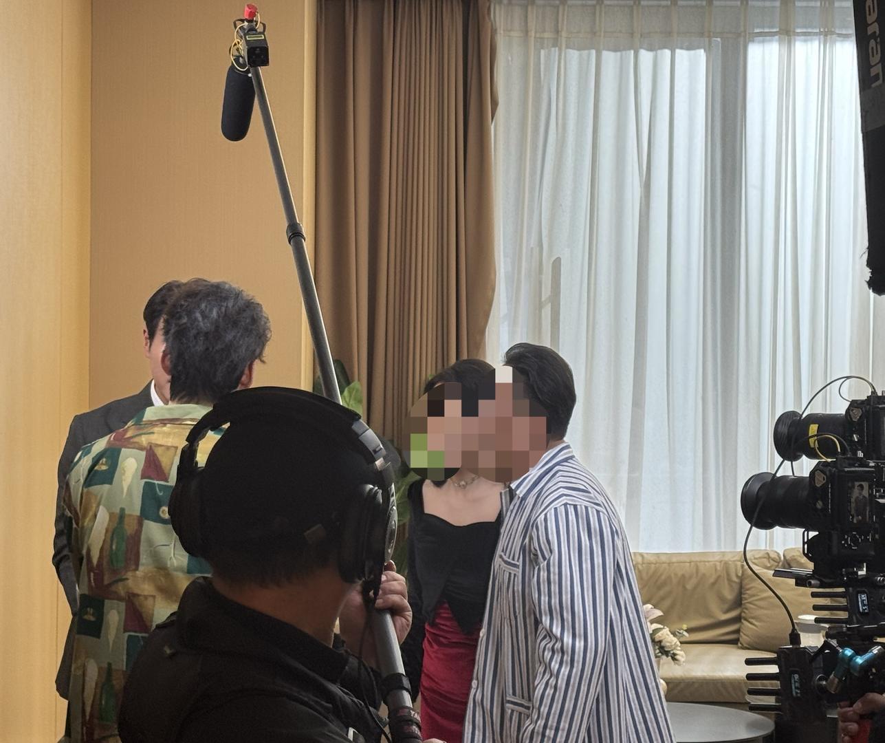 ▲某短剧剧组正在拍戏