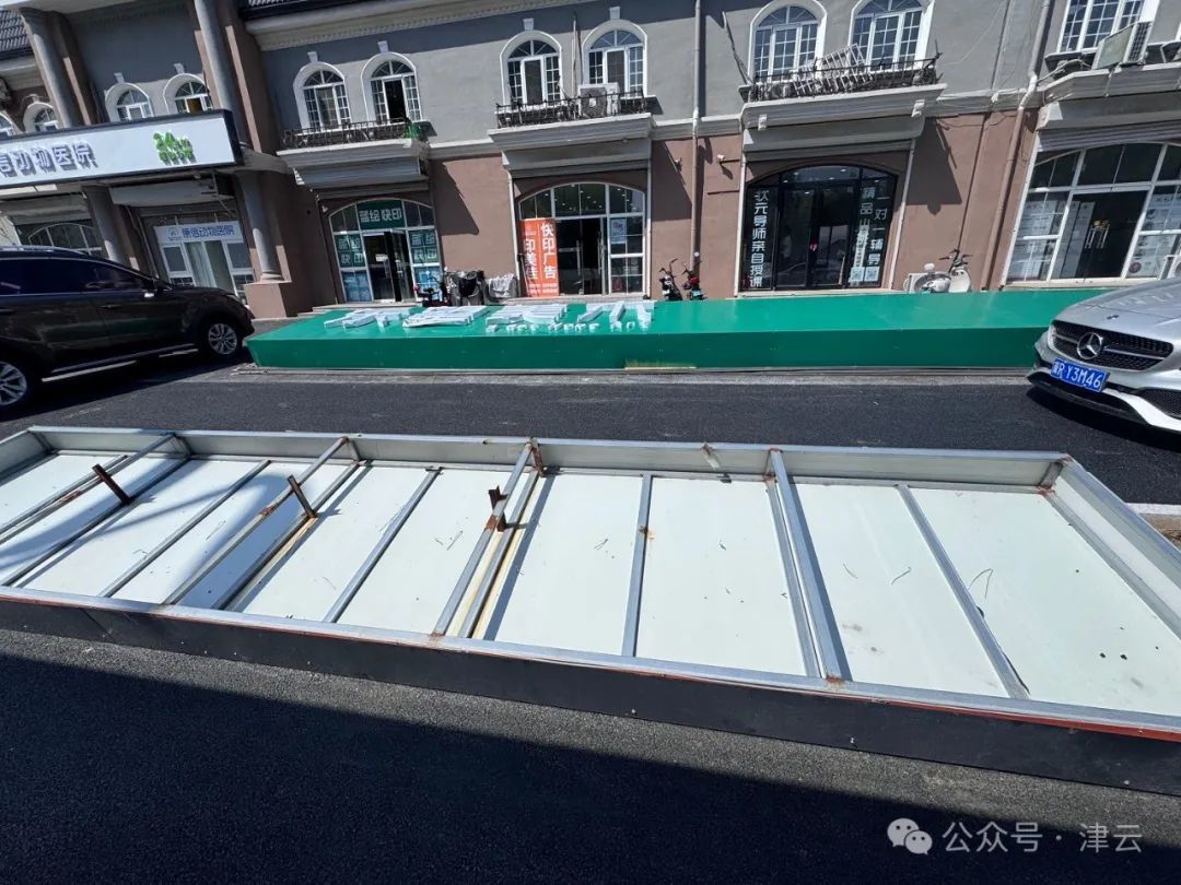被拆下的招牌摆放在道路两旁