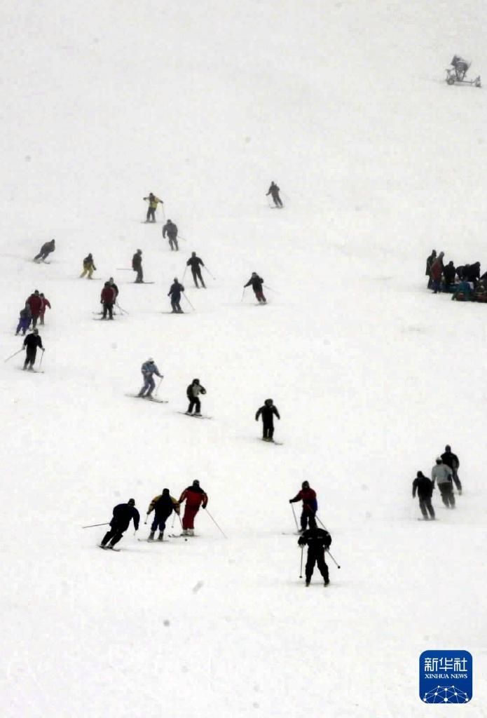 2001年1月2日，吉林北大湖国际滑雪节拉开帷幕，国内外游客在我国北方著名滑雪基地北大湖滑雪场尽情玩乐。新华社记者蒋林摄