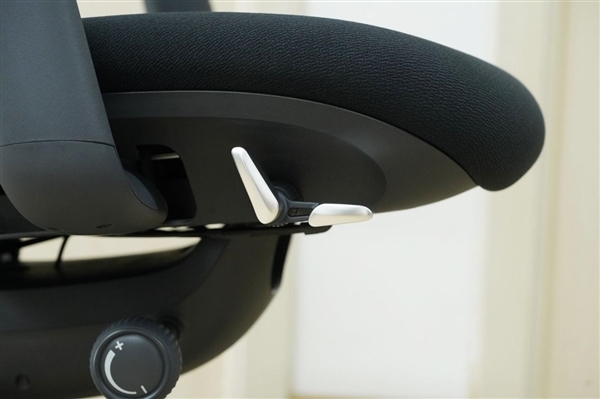 全球首款动态人体工学椅!清闲Libernovo图赏