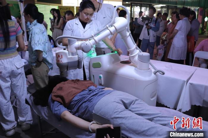市民正在体验“热敏灸机器人”。 熊锦阳 摄