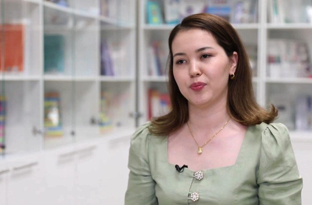哈萨克斯坦青年阿林娜·阿比尔季诺娃在北京语言大学哈萨克斯坦分校就读语言预科班。（视频截图）