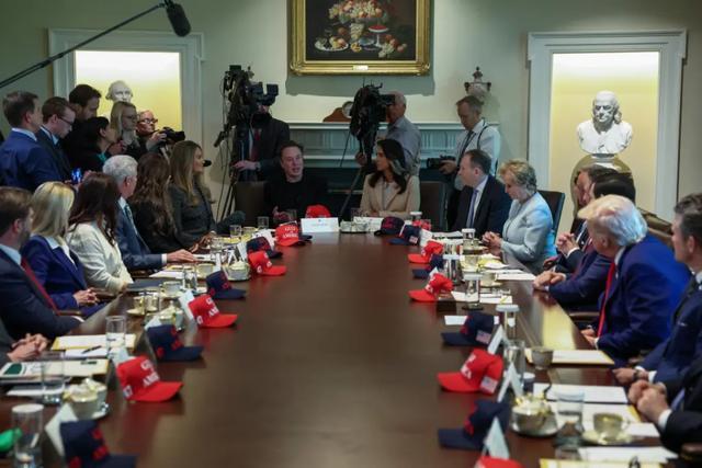 马斯克戴俩帽子赴内阁会,“博眼球”遭质疑,和特朗普的关系复杂