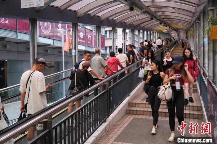 5月20日,香港特区政府“发展旅游热点工作组”公布包括特色社区之旧城中环深度游在内的9个旅游热点项目,希望给访港旅客带来新体验。图为将被美化的中环至半山自动扶手电梯系统。(资料图) 中新社记者 陈永诺 摄
